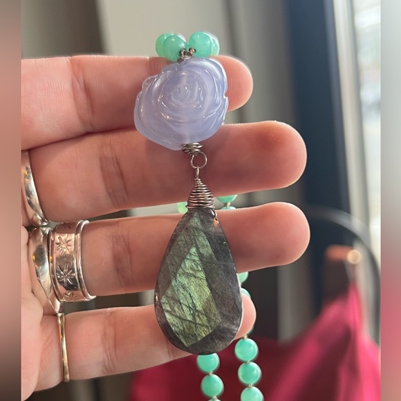 Stunning Carved Chalcedony Rose & Faceted Labradorite Teardrop Strand Necklace - Picture 3 of 5